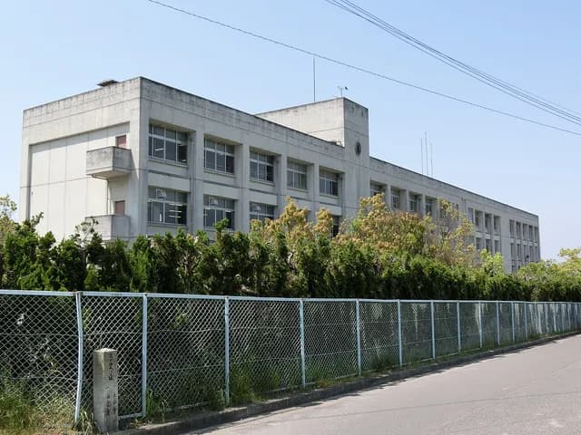 高円芸術高校の外観