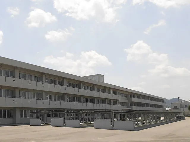 高松南高校の外観