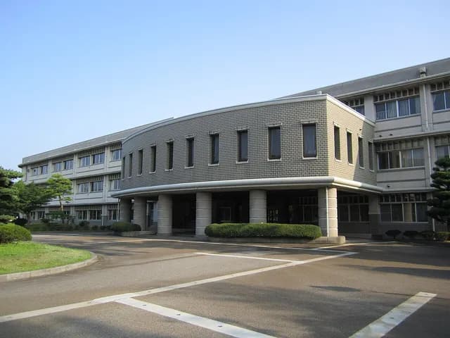 高岡高校の外観