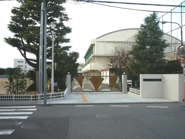 豊中高校の外観