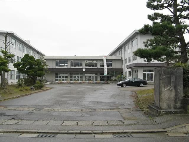 津幡高校の外観