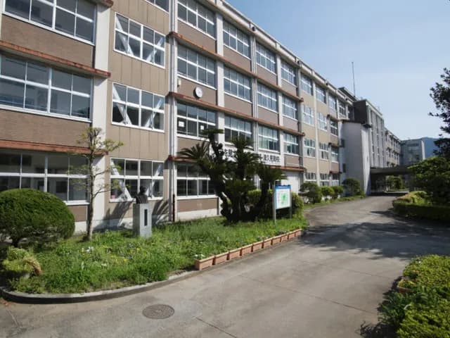 津久見高校の外観