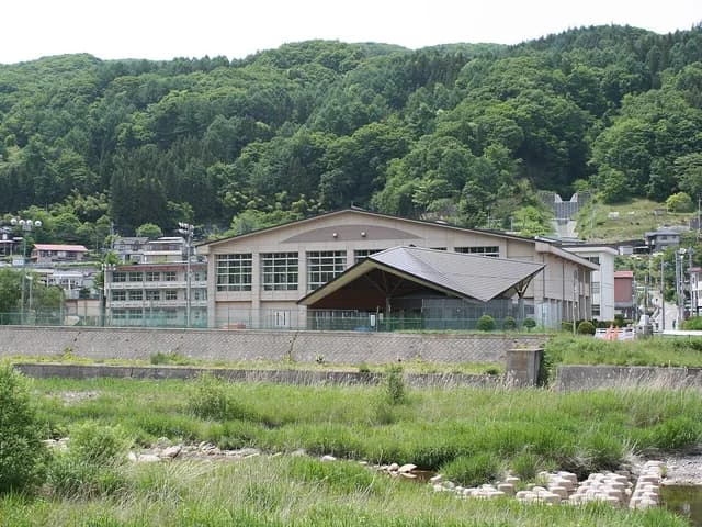 嬬恋高校の外観