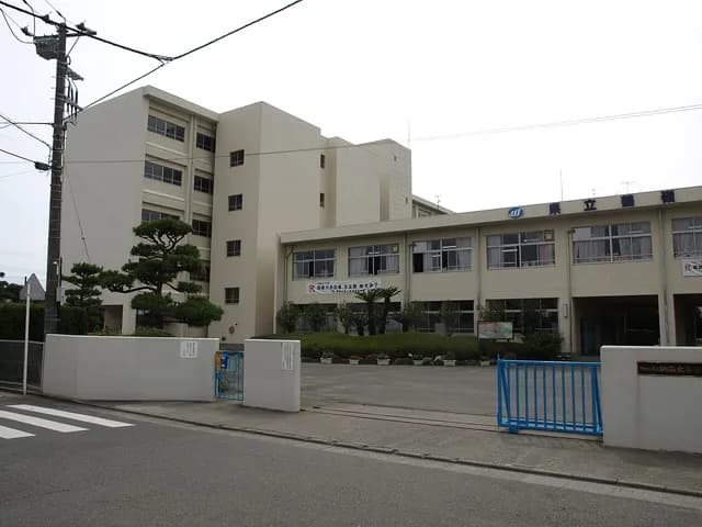 鶴嶺高校の外観