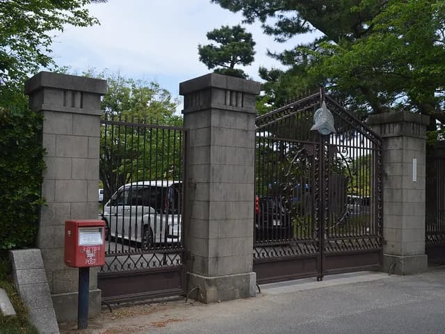津島高校の外観