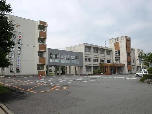 津商業高校の外観