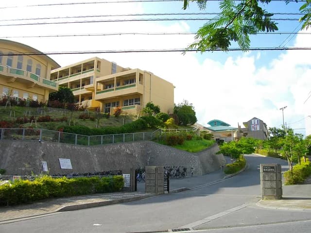 浦添高校の外観