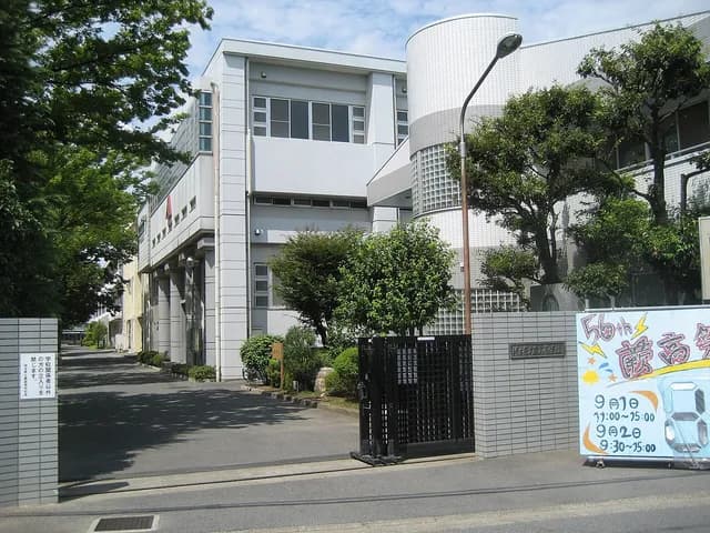 蕨高校の外観