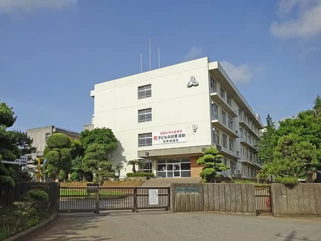 八千代西高校の外観