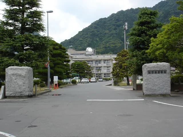 山口高校の外観