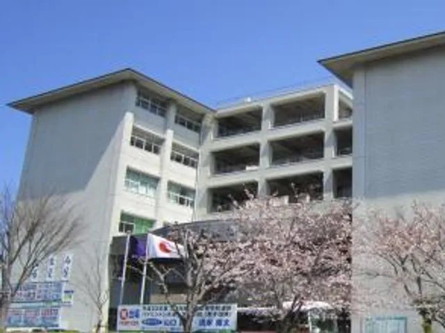 八代東高校の外観