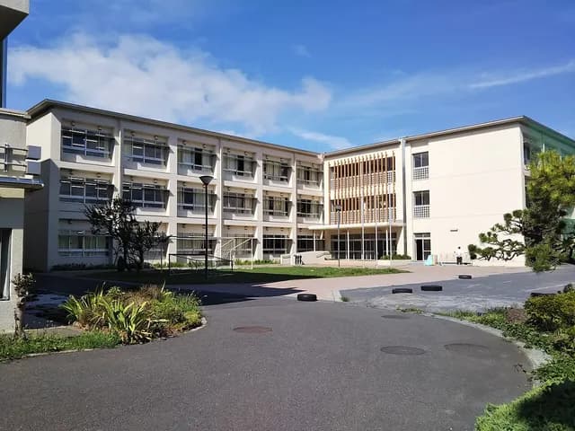 横浜緑ケ丘高校の外観