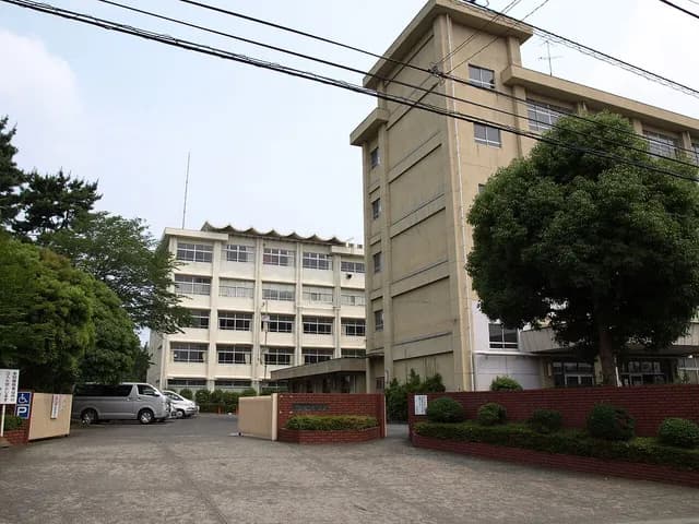 百合丘高校の外観