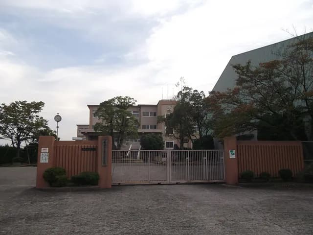 南陽高校の外観