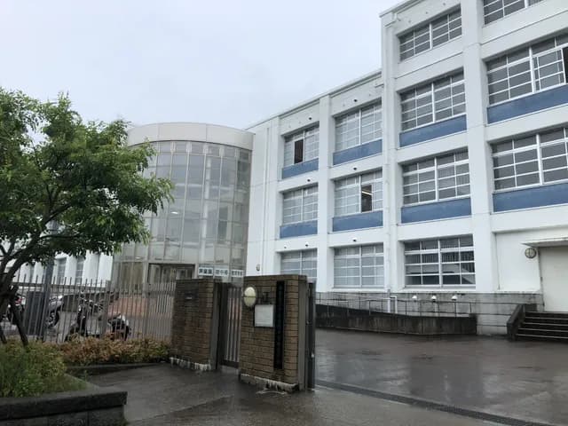 芦屋国際中等教育学校の外観
