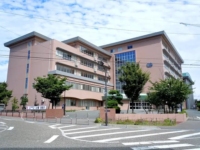 万代高校の外観