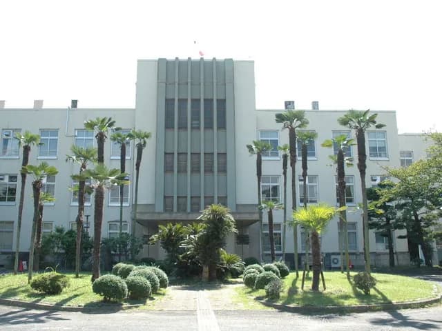 八幡商業高校の外観