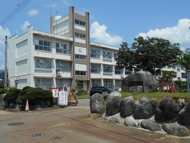 八海高校の外観