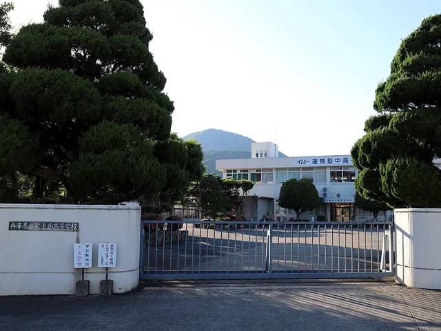 氷上西高校の外観