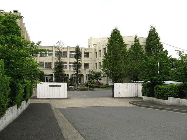 法隆寺国際高校の外観