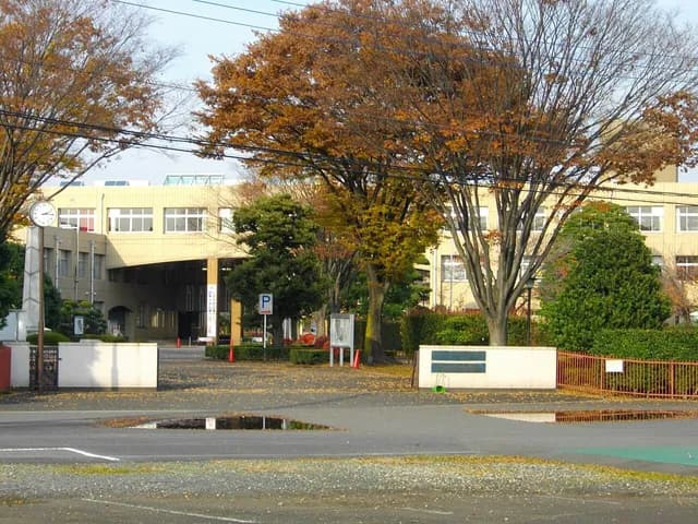伊奈学園総合高校の外観