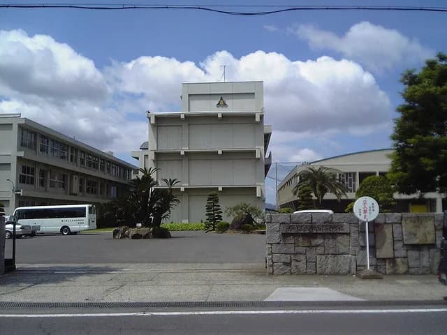 飯山高校の外観