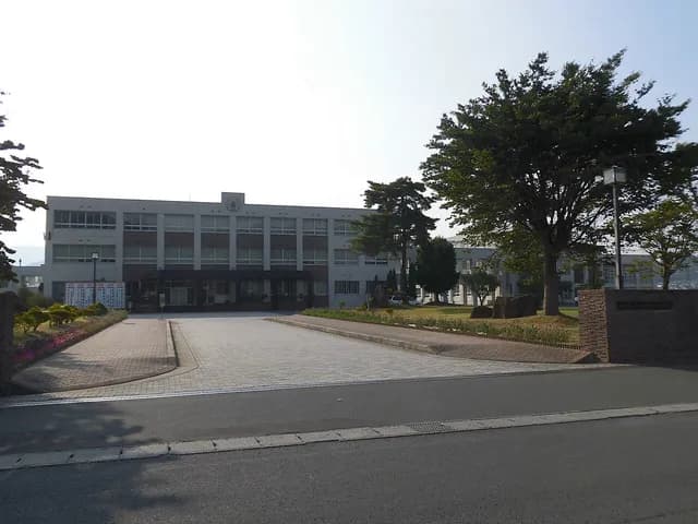 上山明新館高校の外観
