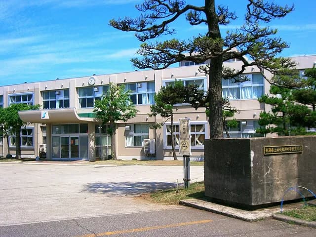 柏崎翔洋中等教育学校の外観
