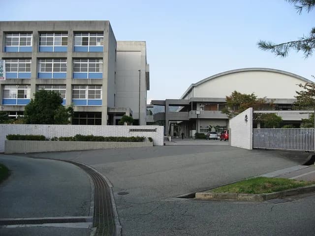 川西北陵高校の外観