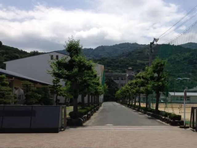 川之石高校の外観