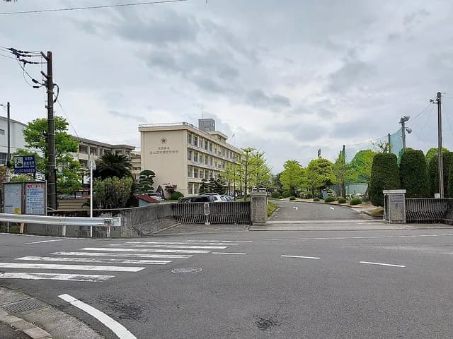 松山西中等教育学校の外観