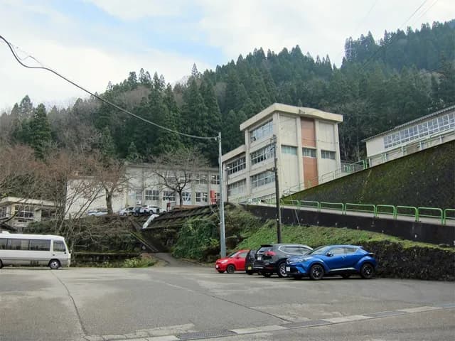 南砺平高校の外観