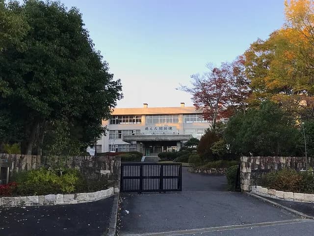 山辺高校の外観