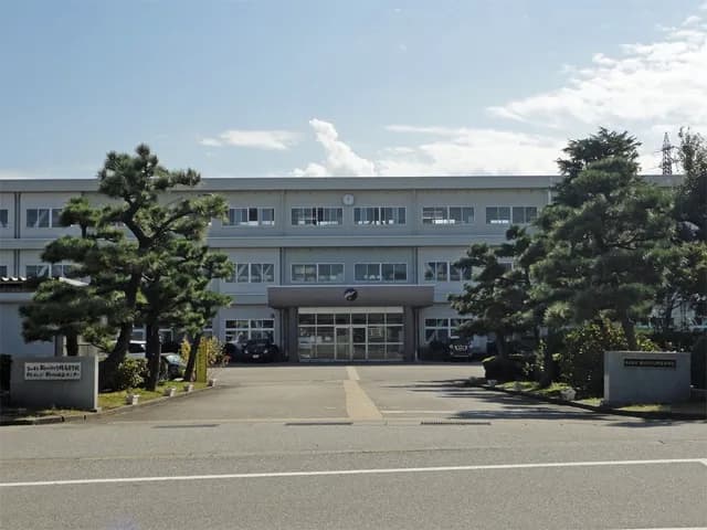 新川みどり野高校の外観