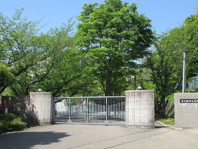 日新高校の外観