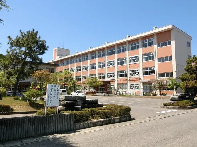 三条東高校の外観