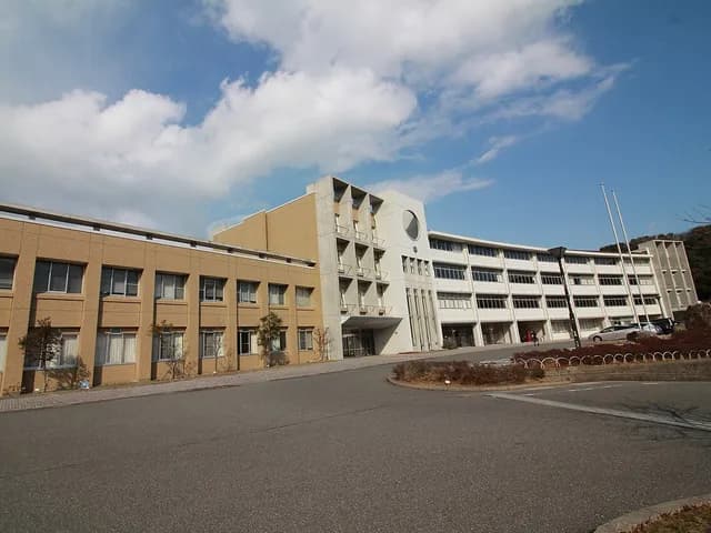 下関中等教育学校の外観