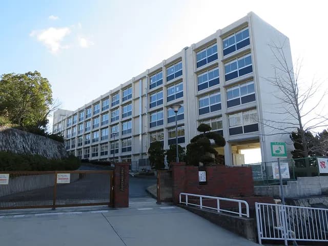宝塚東高校の外観