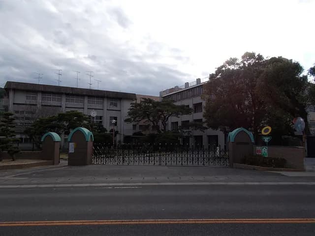 富岡西高校の外観