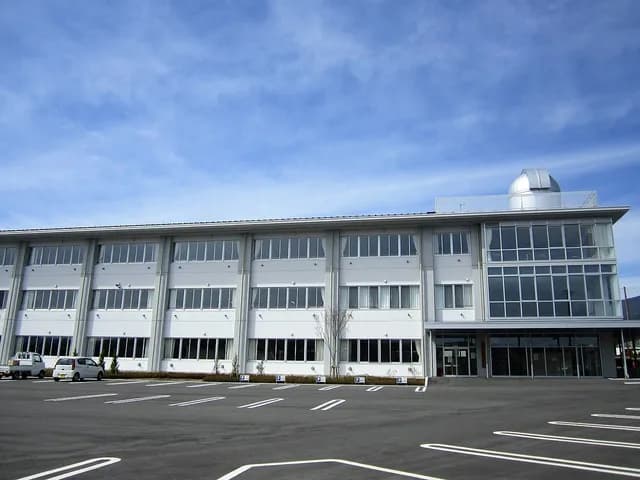 東御清翔高校の外観