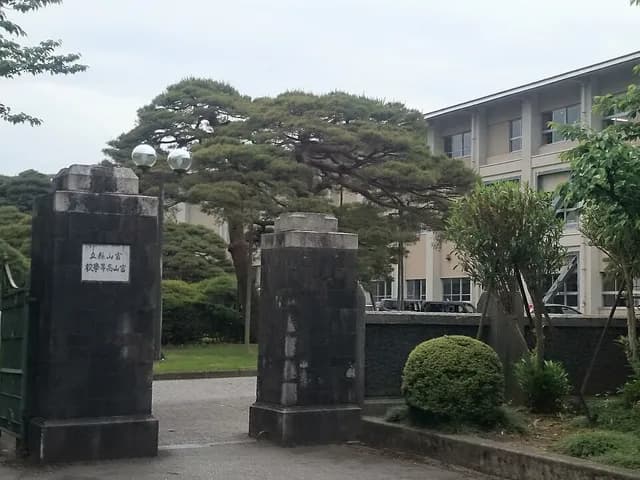 富山高校の外観