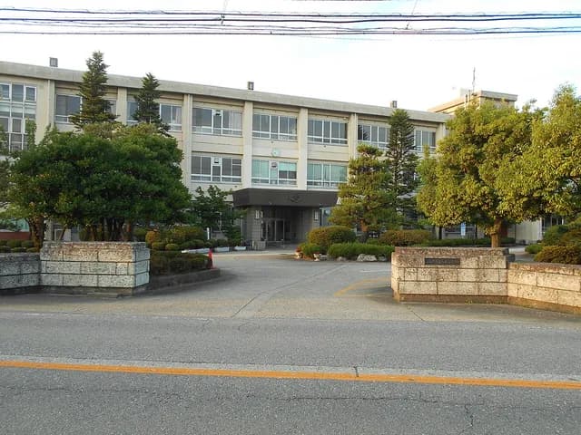 富山東高校の外観