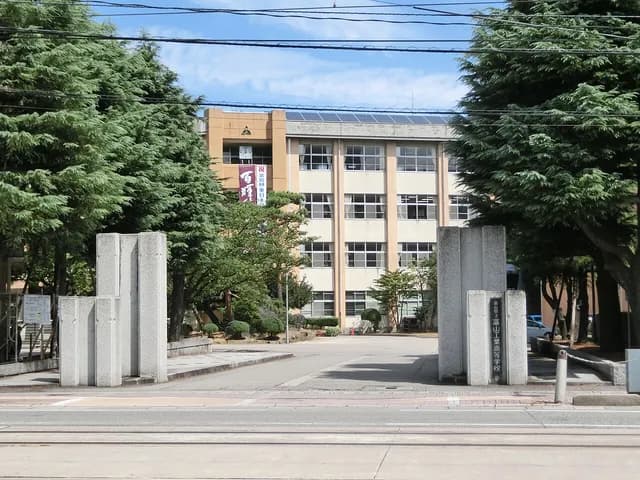 富山工業高校の外観