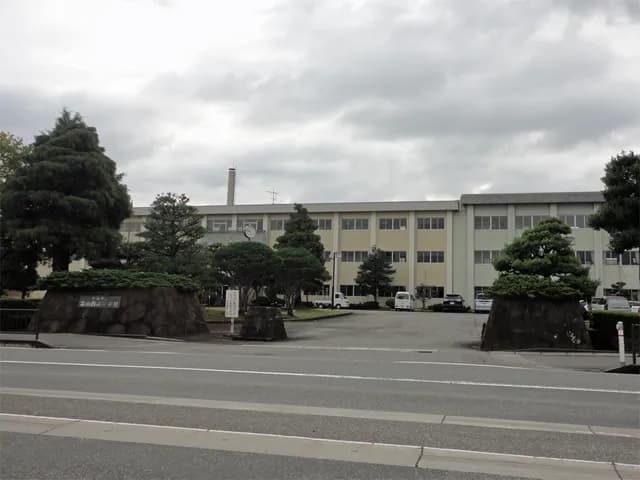 富山西高校の外観