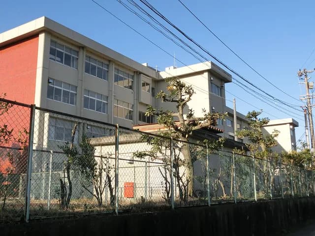 津島東高校の外観