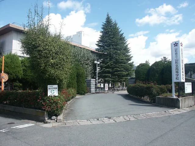 山形北高校の外観