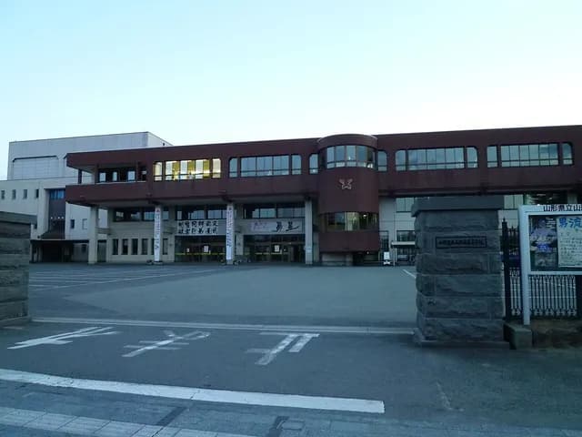 山形南高校の外観