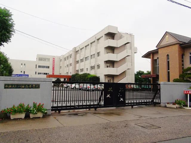 山梨高校の外観
