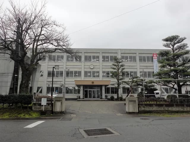 八尾高校の外観