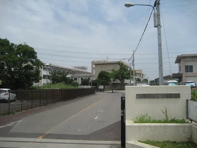 吉川美南高校の外観